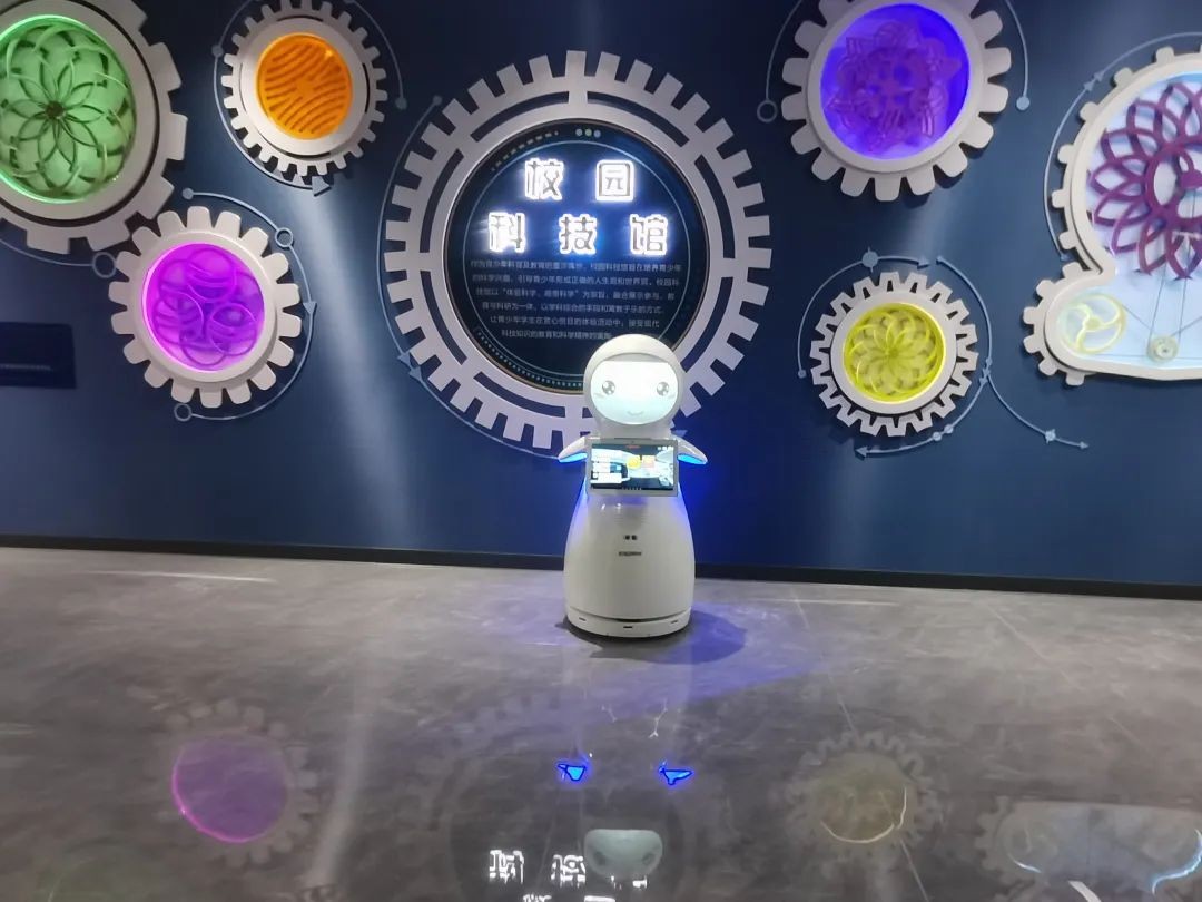 小雪AI服务机器人惊艳亮相邯郸展览路小学...