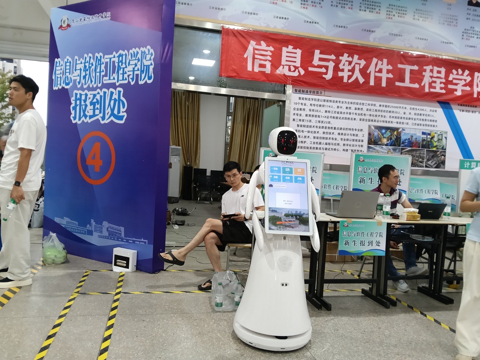 昆山登云科技职业学院，艾米爱丽丝一起接待新同学报到