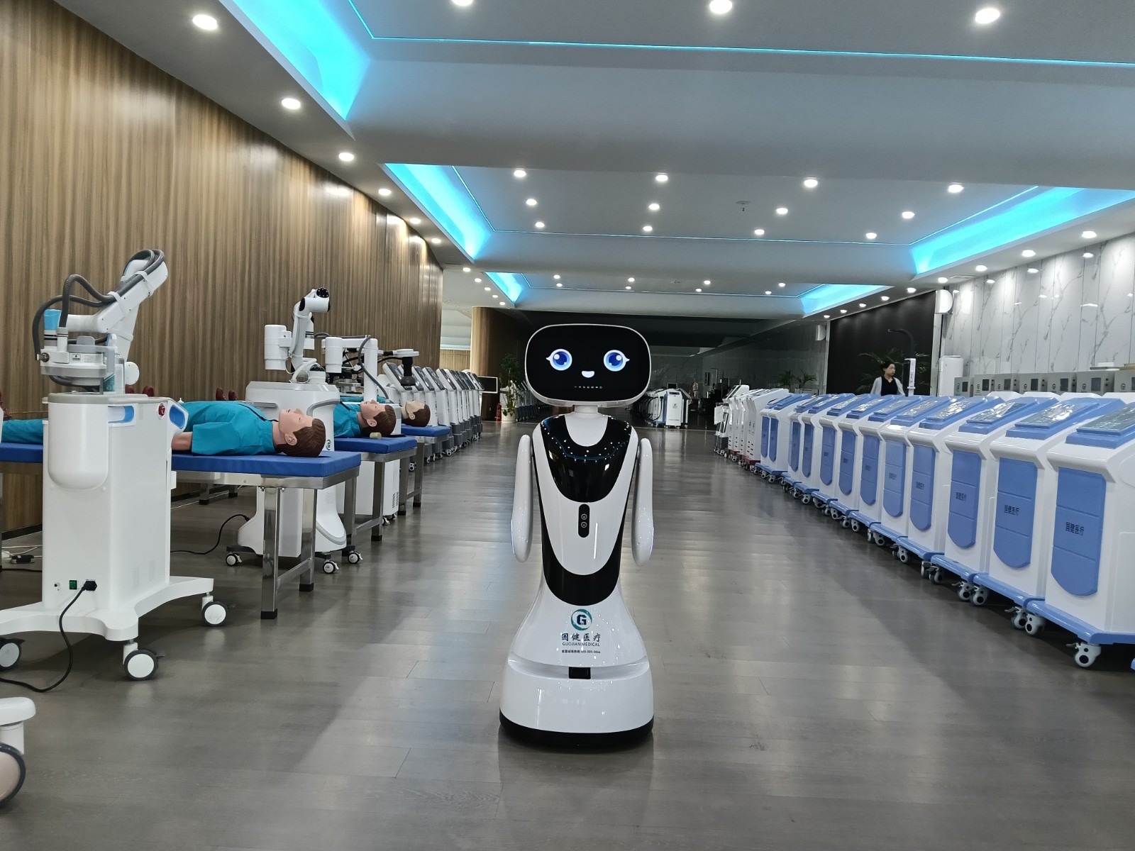 小鱼机器人亮相医疗展厅，智能讲解革新服务模式