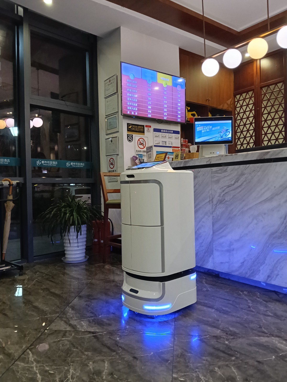 飞毛腿机器人进驻苏州相城都市花园酒店，配送服务全新...