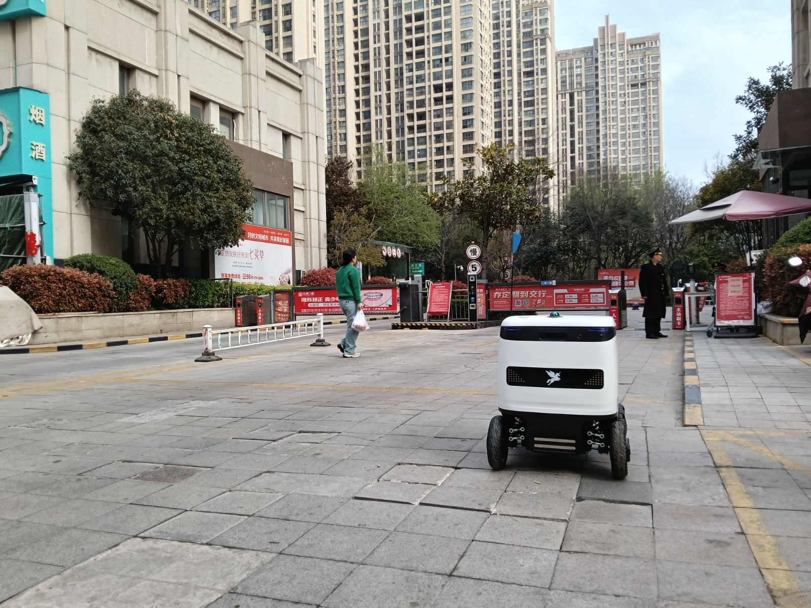 飞毛腿室内外配送机器人，从快递到桶装水，一键配送到...