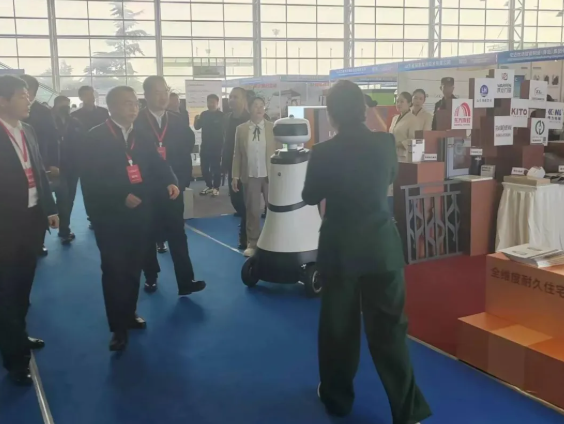 威海这场大会，来了个“机器人保安”