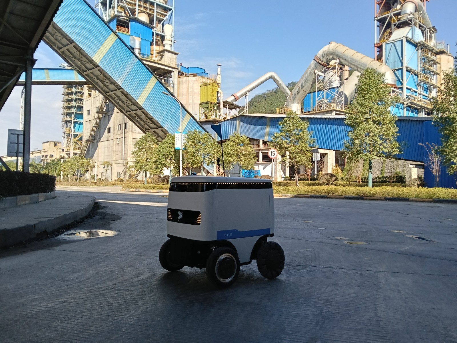 飞毛腿机器人“硬核”入驻水泥厂，智能物流...