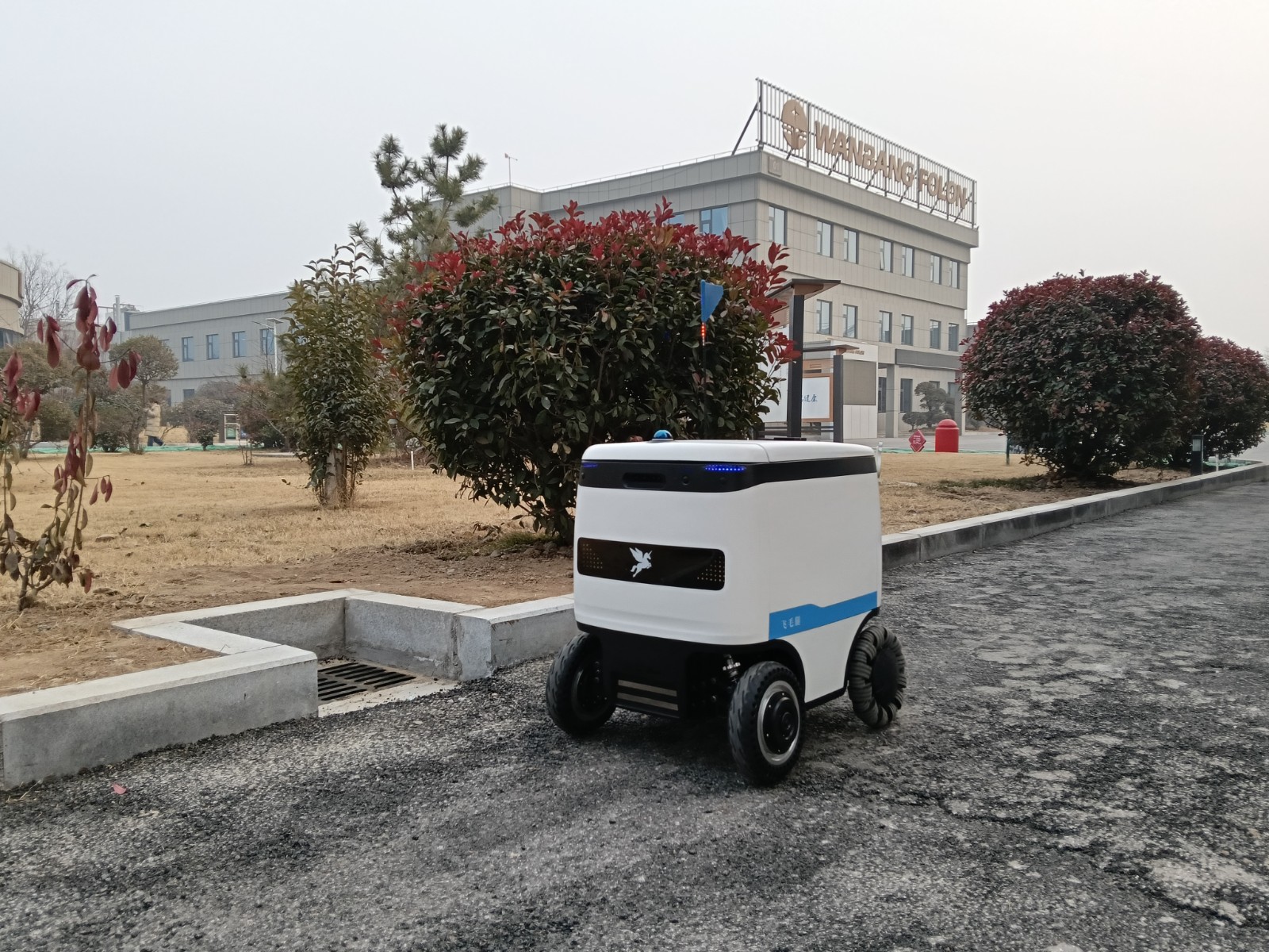 智慧物流新突破：万邦复临药业引入飞毛腿机器人，实现...