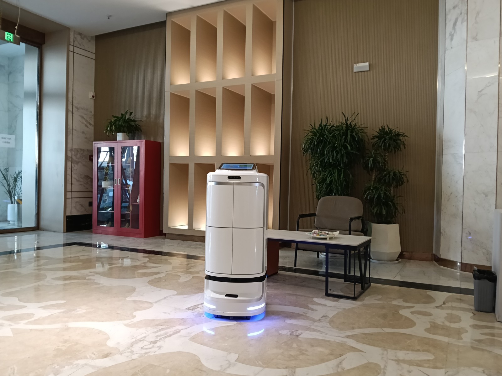 漾·酒店新员工到岗｜飞毛腿酒店机器人，用科技暖护...