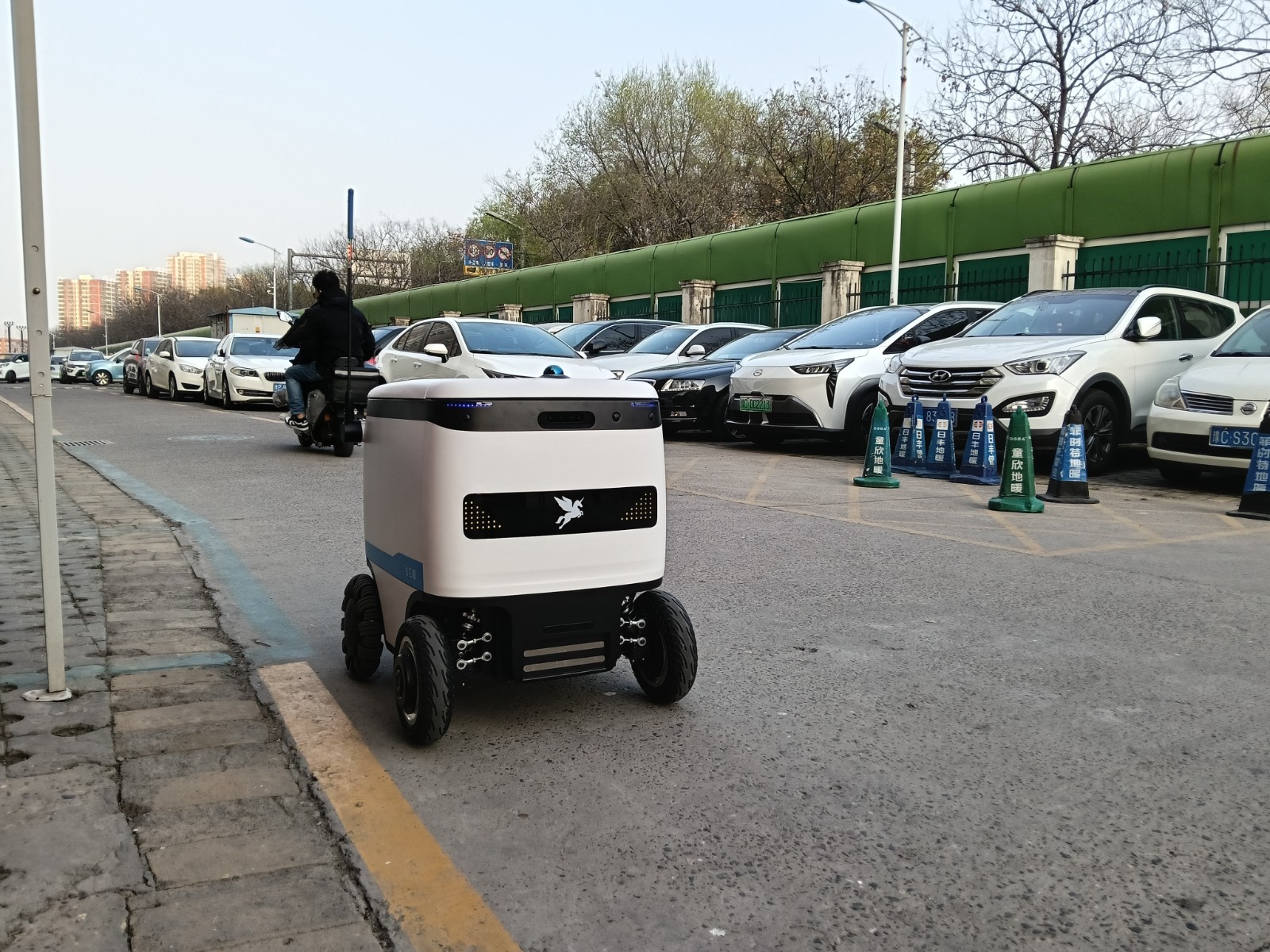 飞毛腿室内外配送机器人，从快递到桶装水，...